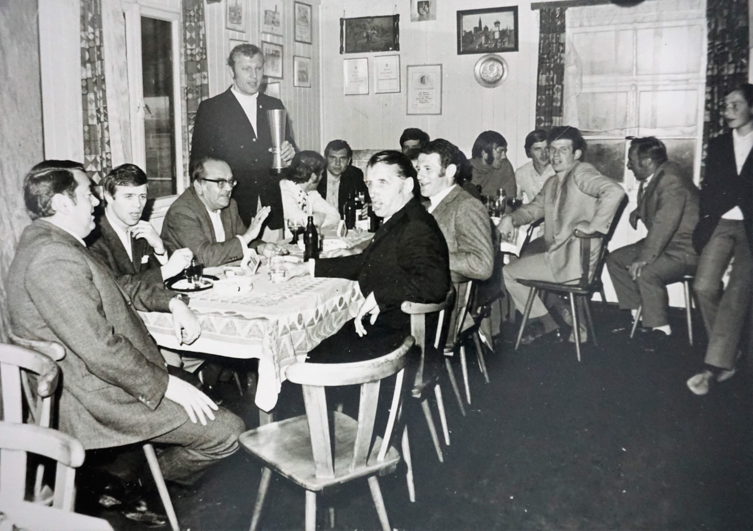 v.l. nach rechts Wursthorn Manfred (Mannschaftsbetreuer), Michalcik Helmut, Popp Walter (Fan), Wolf Peter mit Pokal , ?, Martin Zinsmaier, ?, Eichin Willi, Rau Harald, Schott Hubert, Bayer Hubert, stehend ?, Koch Josef (Basler Landstraße), Vögele Leo (1. Vorstand) Thomas Müller mit Unterstützung durch Bernhard Meier. Mail: thomas.mueller@frstg.de